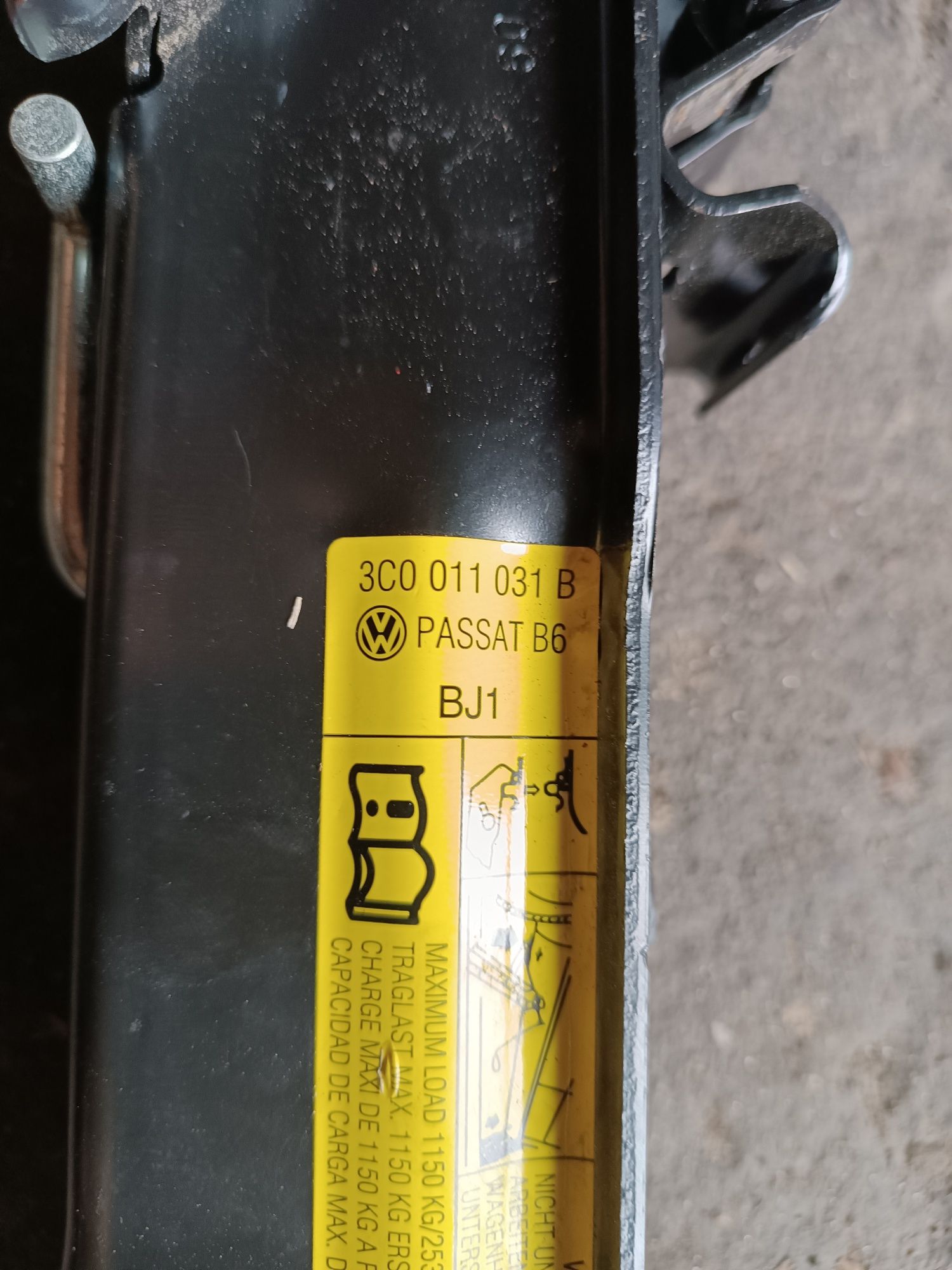 Lewarek podnośnik VW passat b6 3c0,011,031b