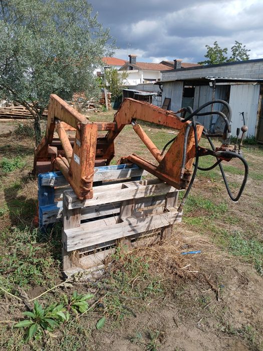 Vendo carregador frontal para trator