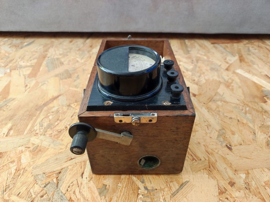 Niemiecki woltomierz przenośny miernik napięcia z II Wojny Światowej