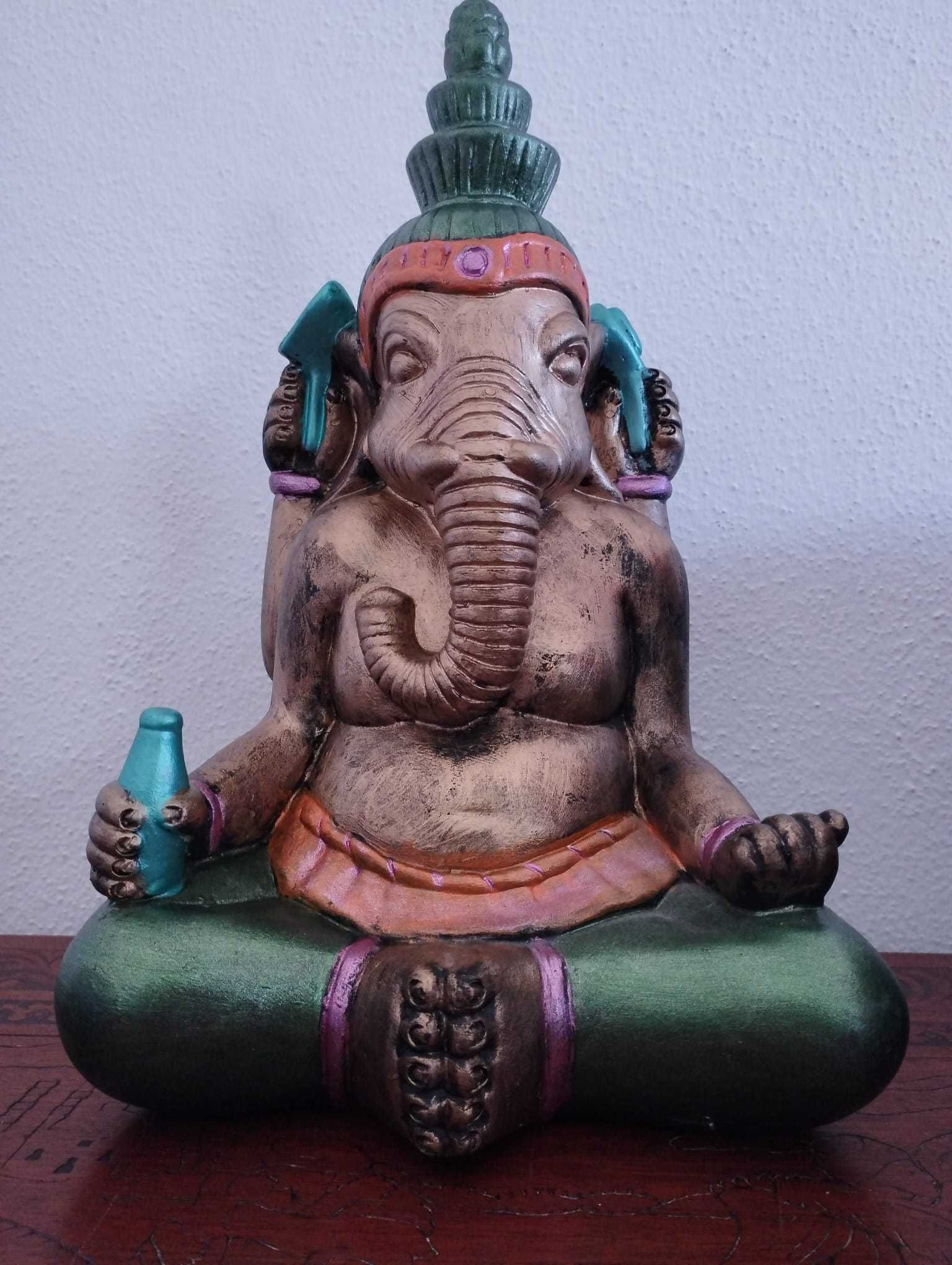 Estátua do Deus Ganesha Pintada à mão