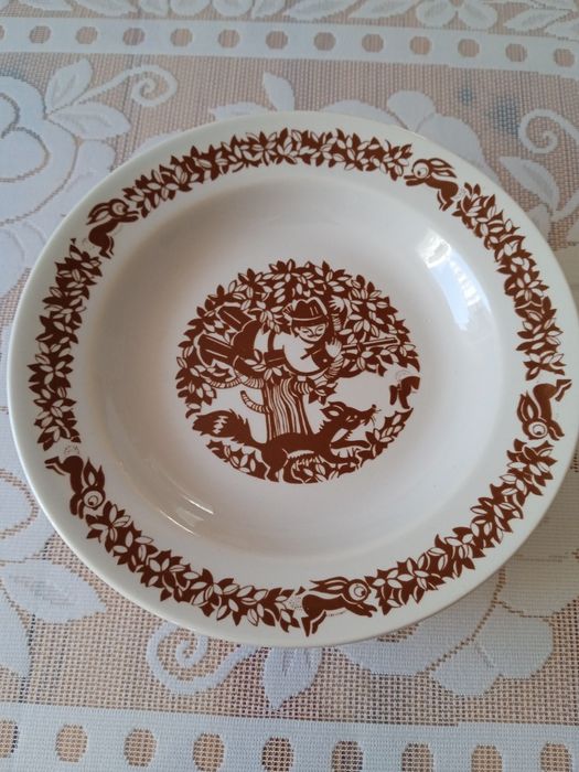 6 talerzy głębokich i 4 talerze małe  z czasów DDR