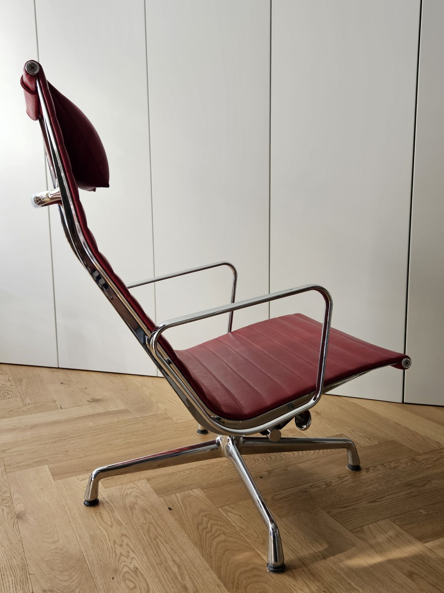 Vitra Aluminium Chair EA 124 Charles & Ray Eames Oryginalny