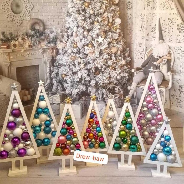 choinka drewniana wypełniona bombkami wys. 52 cm