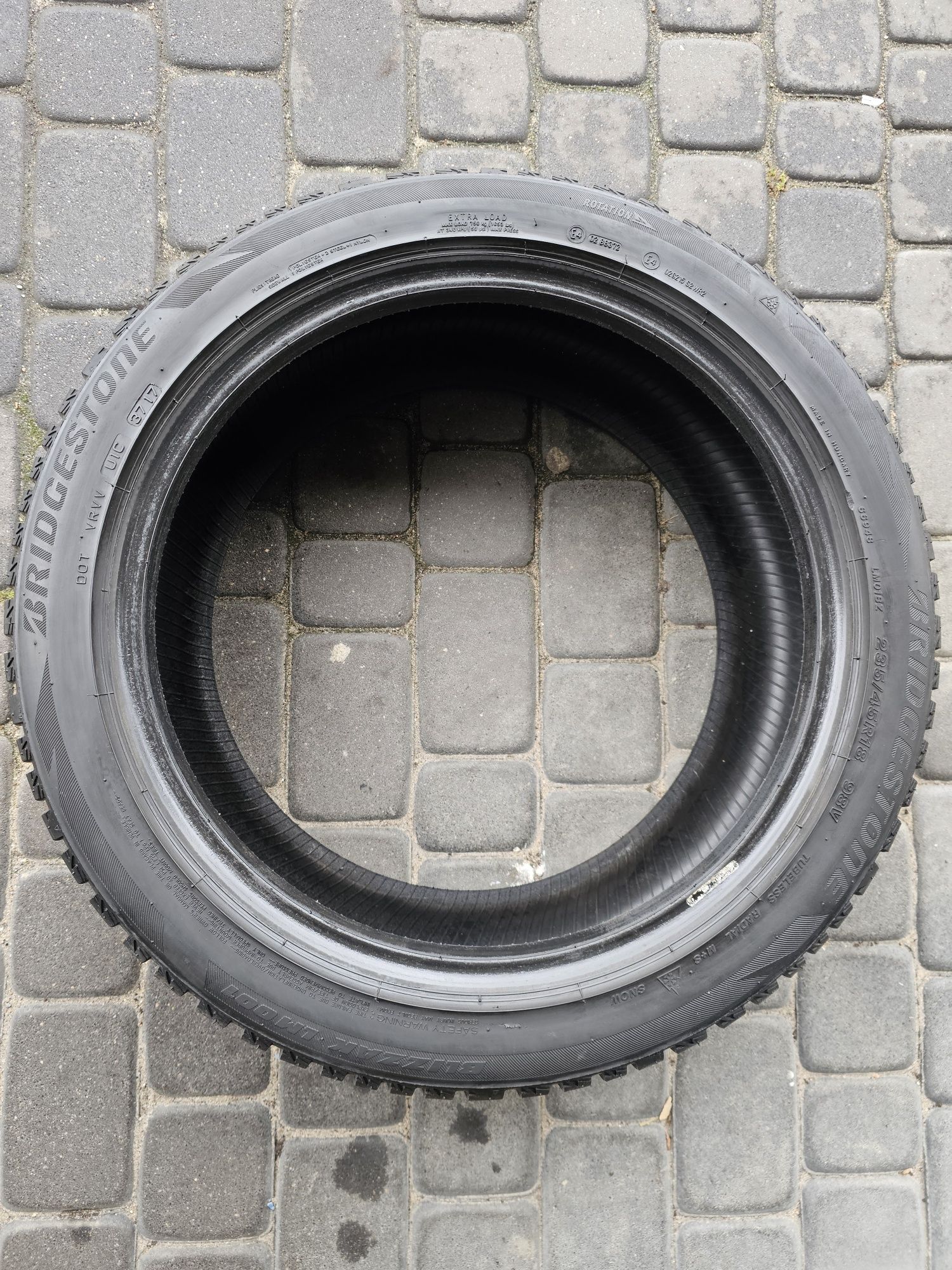 Dwie opony zimowe Bridgestone Blizzak LM001 235/45/18 98V