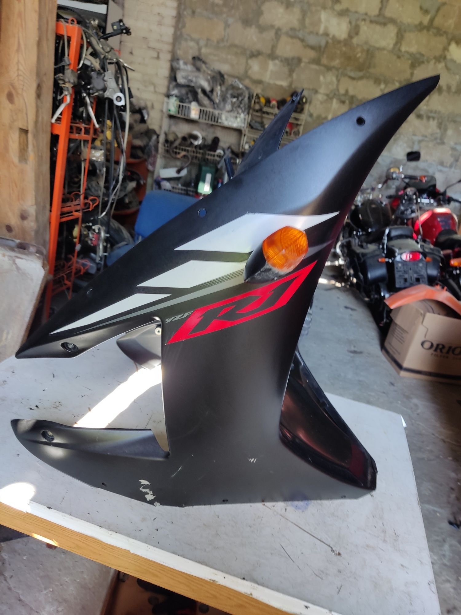 Yamaha R1 rn09 bok owiewka łącznik komplet