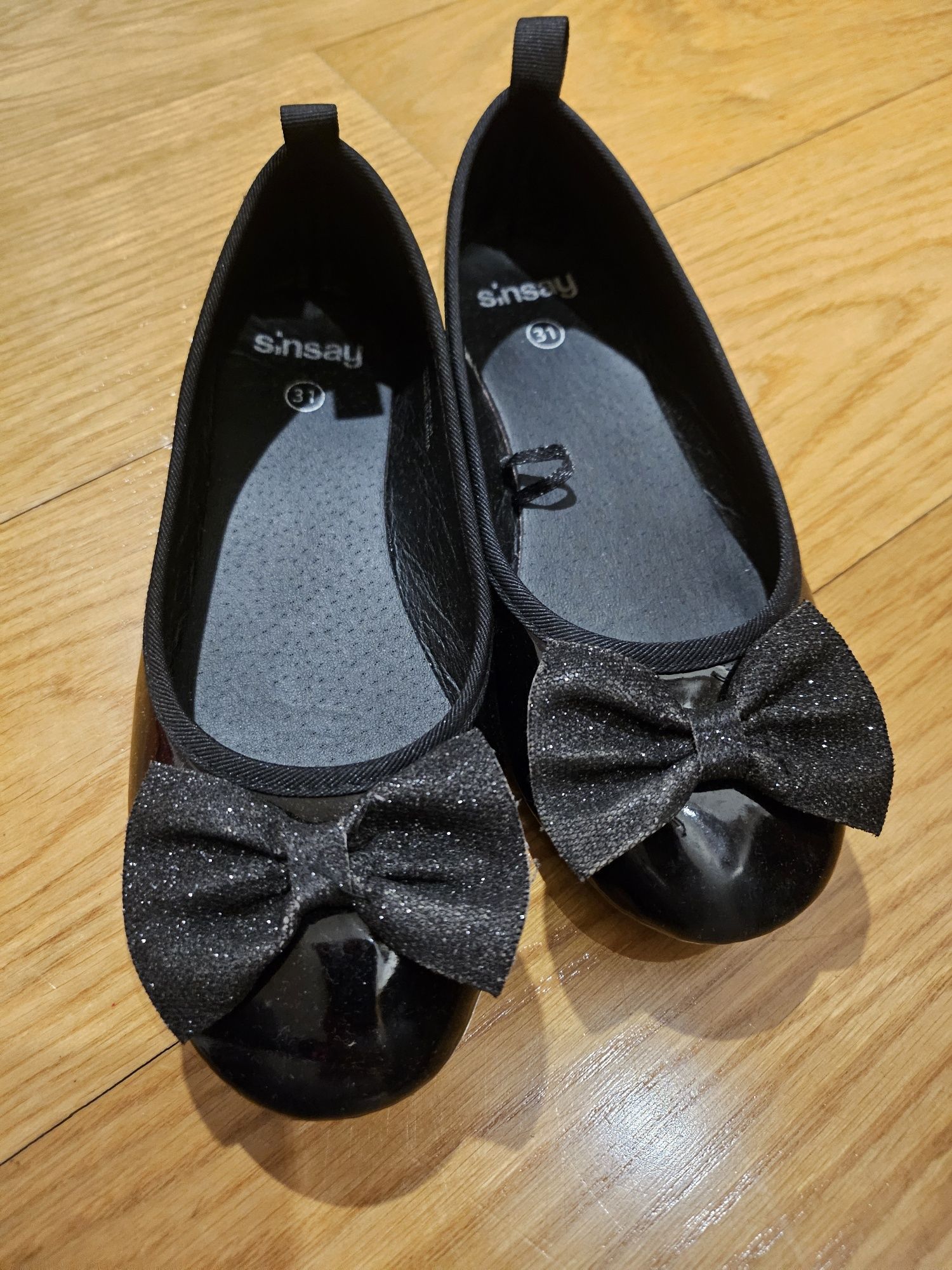 Piękne eleganckie buciki z kokardką r.31