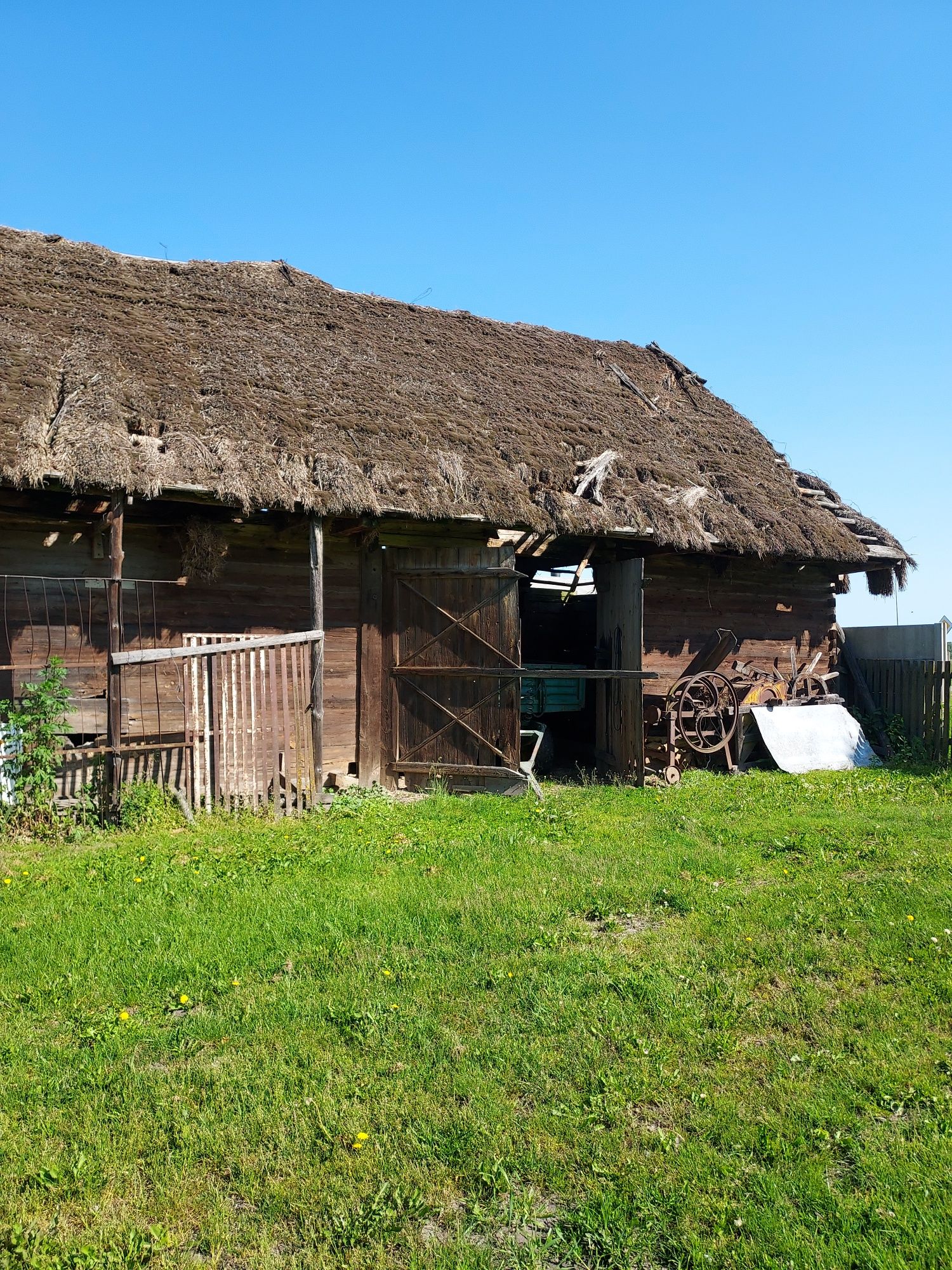 Drewniana stodoła do rozbiórki.