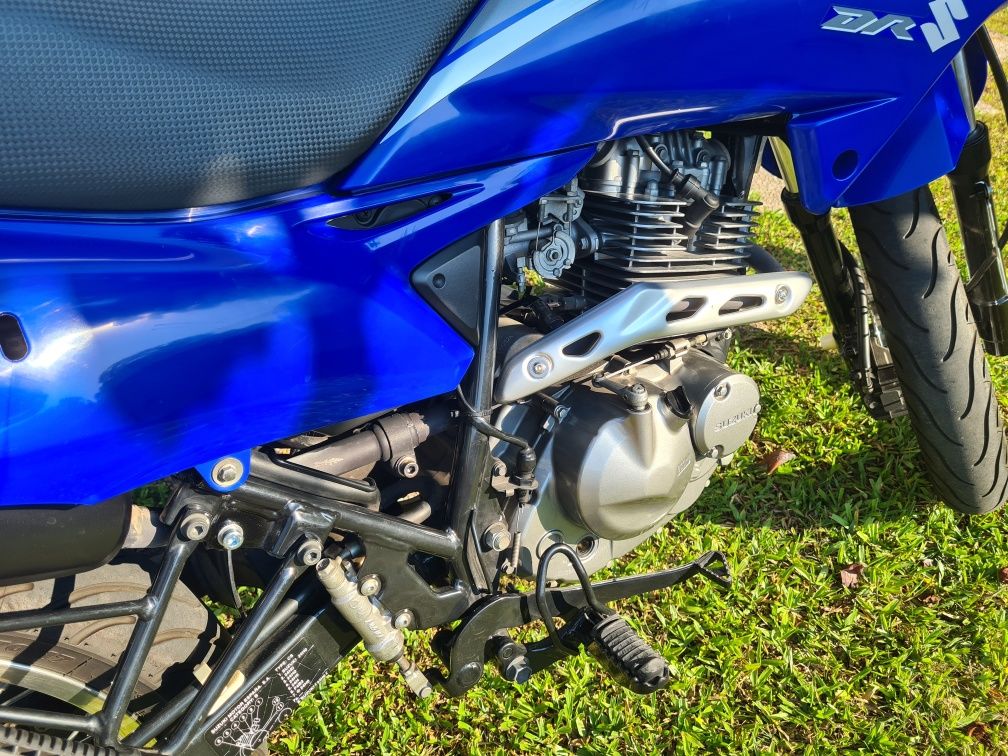 Vendo Suzuki DR 125SM original com oferta escape rendimento completo.