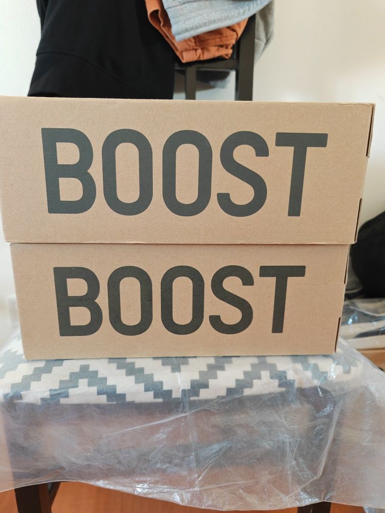 Vendo caixa de yeezy 350.