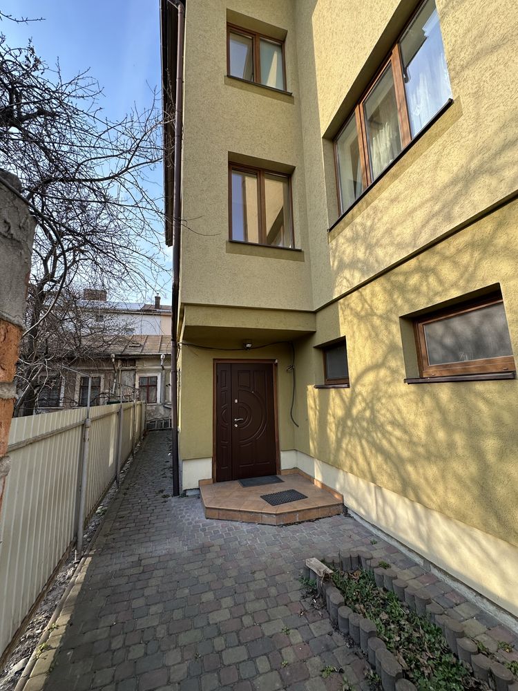 Великий Будинок в центрі Івано-Франківська(р-н СУДу)