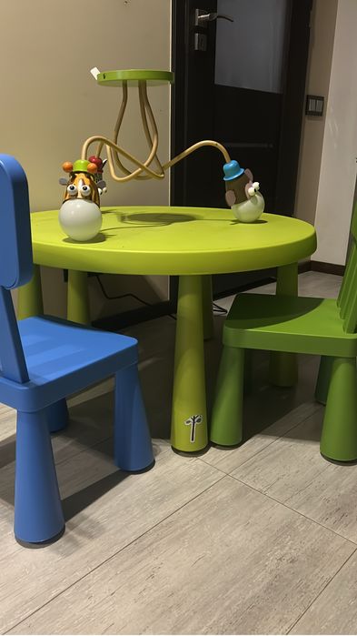 Zestaw do pokoju dziecięcego stolik Ikea, krzesełka i żyrandol