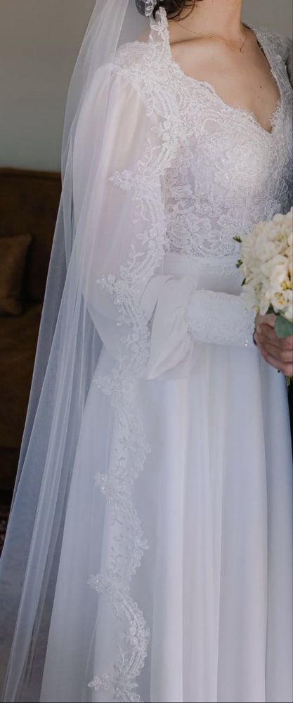 Elegancka zwiewna suknia ślubna z welonem katedralnym