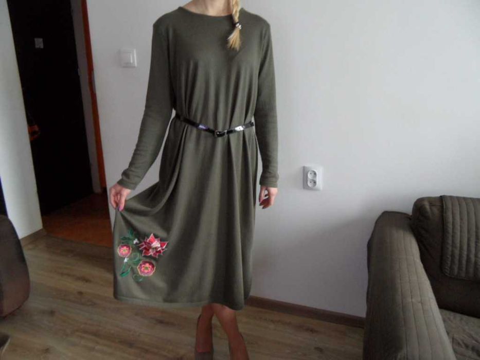 Sukienka dzianinowa maxi long khaki oliwkowa z haftem r. S/M