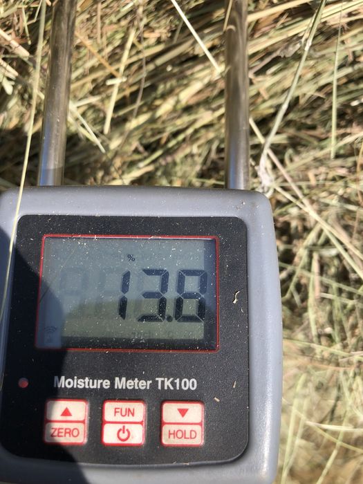 Сіно в тюках та в рулонах.