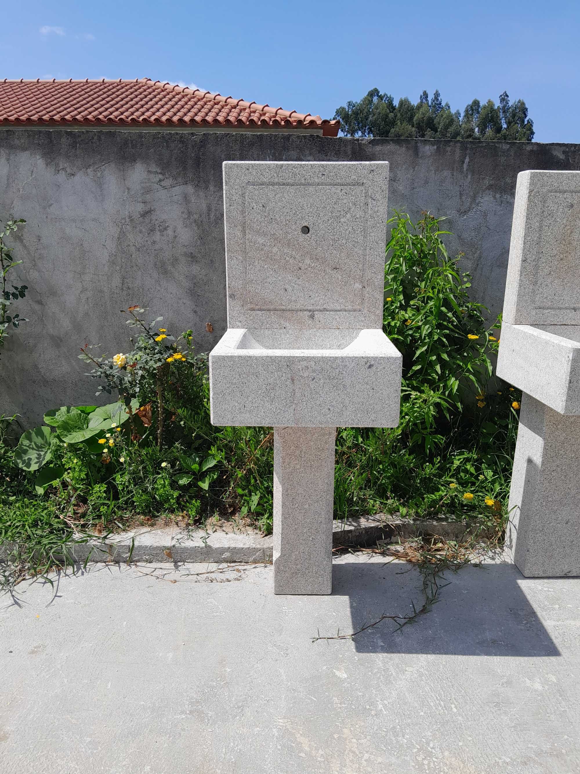 Fontanário em granito, linhas simples