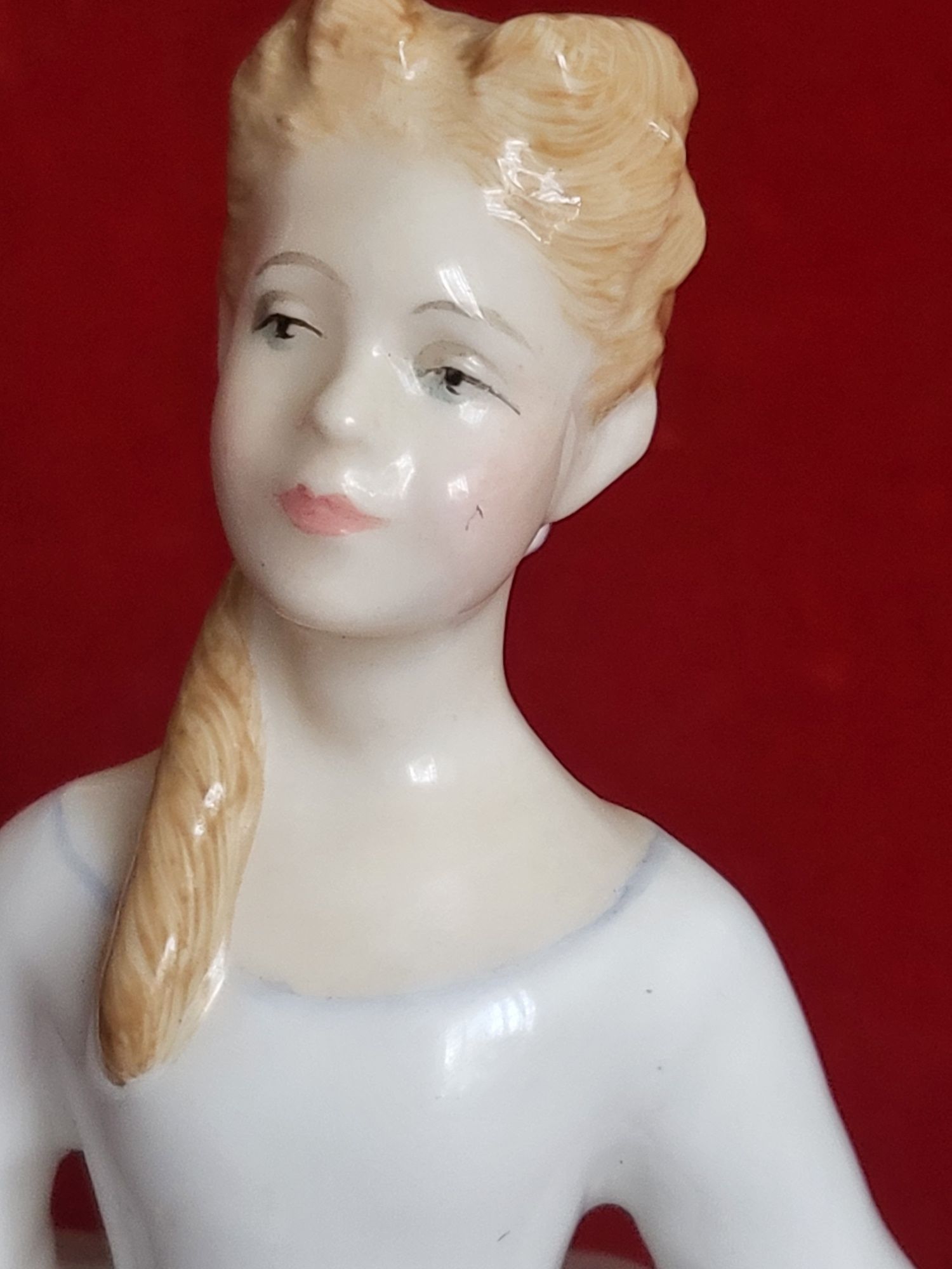 Figurka DAMA porcelana bone syg. Royal Doulton.