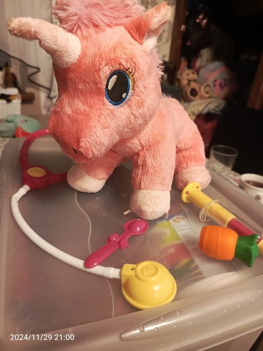 Pluszak zabawka jednorożec interaktywny weterynarz lekarz u lekarza