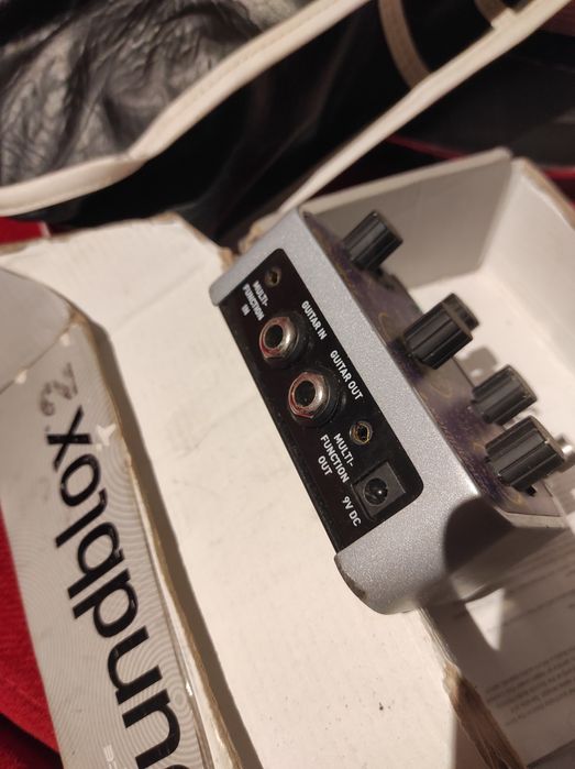 Vários pedais para guitarra e baixo