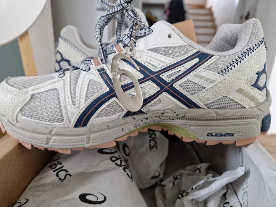 Asics Gel-Kahana 8  розмір 39 . 24.5 см устілка  Оригінал