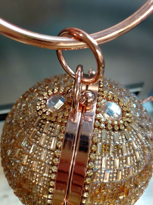 Kopertówka z kryształków i frędzli dopinany łańcuszek złota