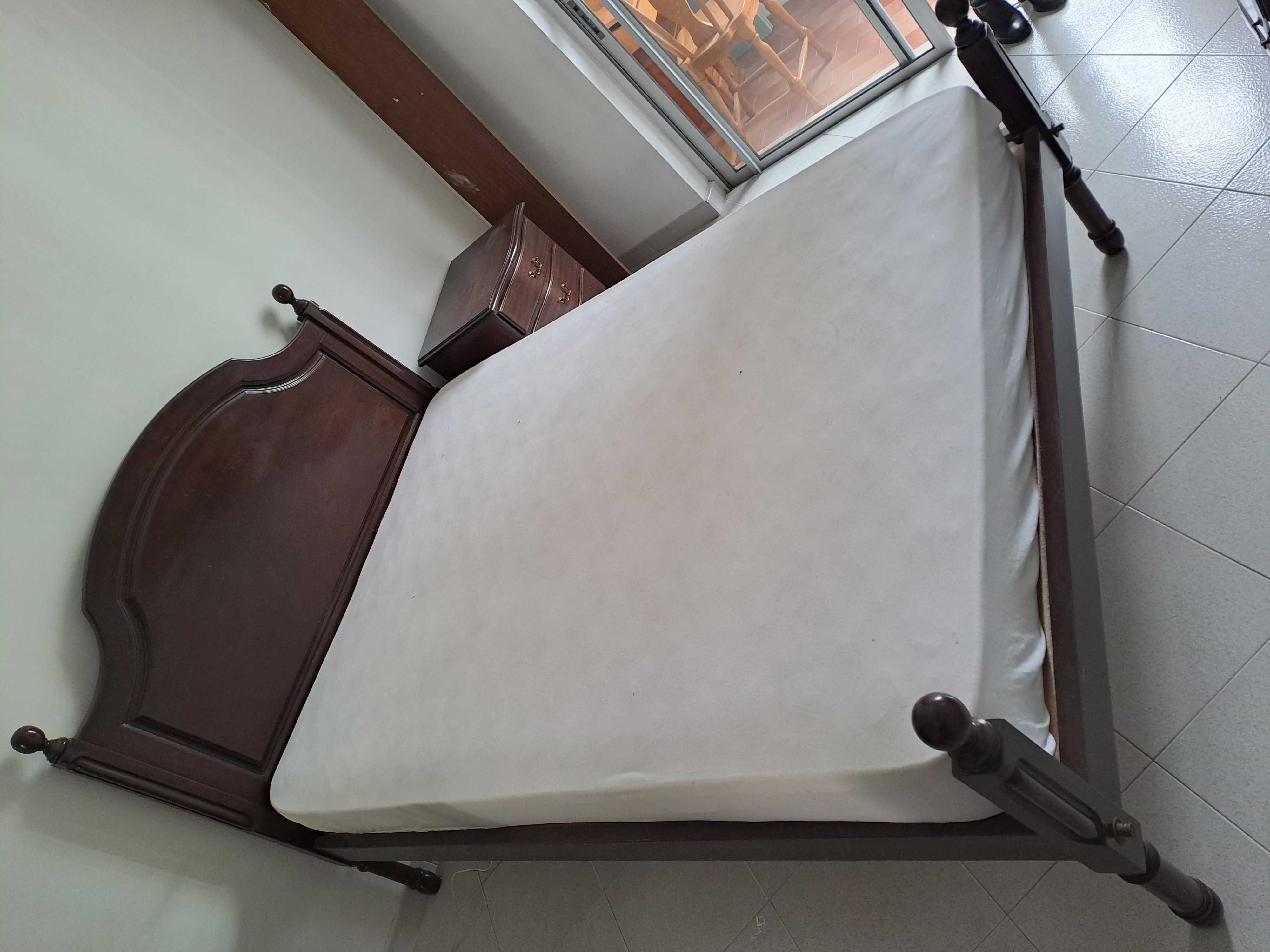 Quarto (1 Comoda, 1 Cama, 2 Mesas Cabeceira)