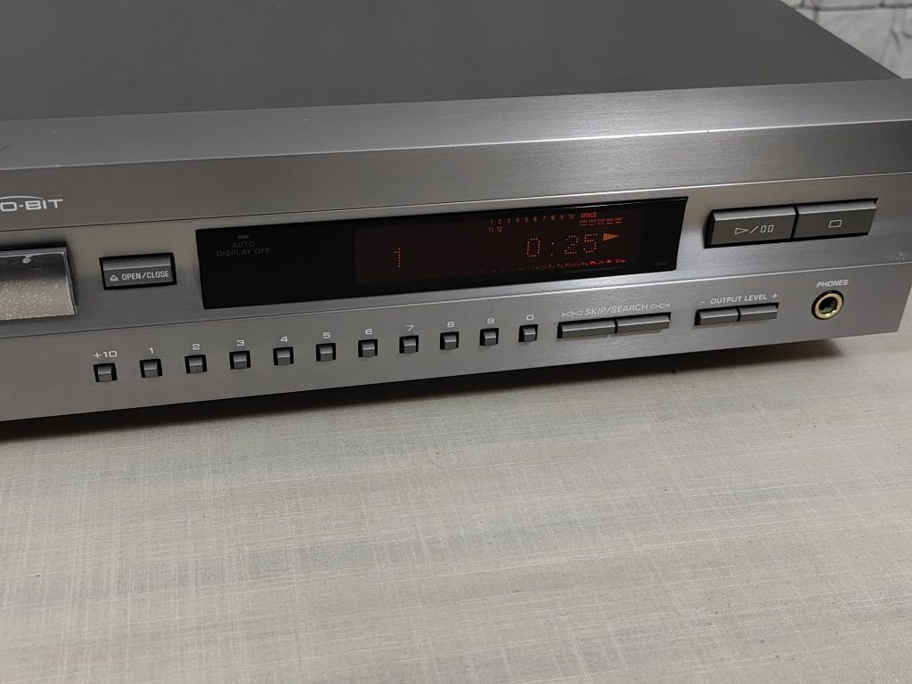 Yamaha CDX-596 Wysokiej klasy odtwarzacz płyt CD