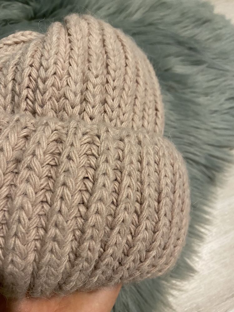 Зимняя пудровая шерстяная шапка