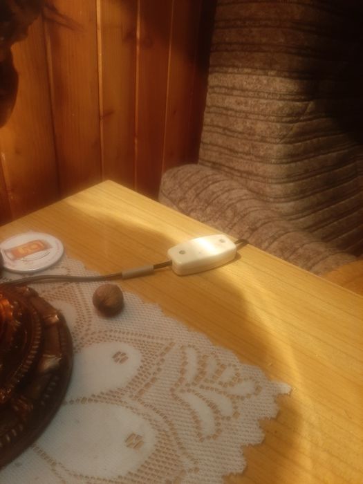Lampa  mosiezna  stojąca  w domu na  ławie  elektryczna  z PRL