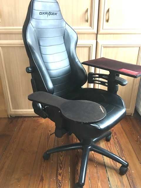 Fotel gamingowy DXRacer z dodatkami