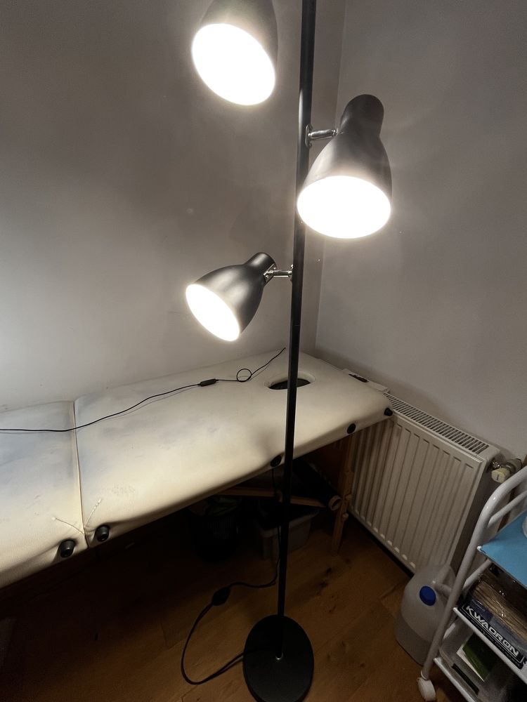 lampa stojąca z 3 żarówkami