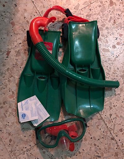 Equipamento de mergulho para criança