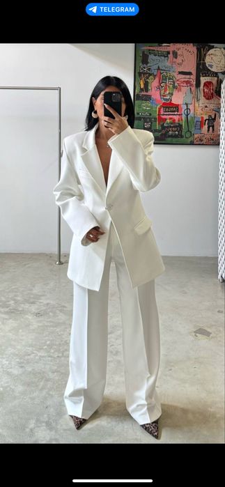 Приталений жіночий піджак — чорний / білий