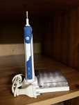Szczoteczka OralB z podstawka i zasilaczem