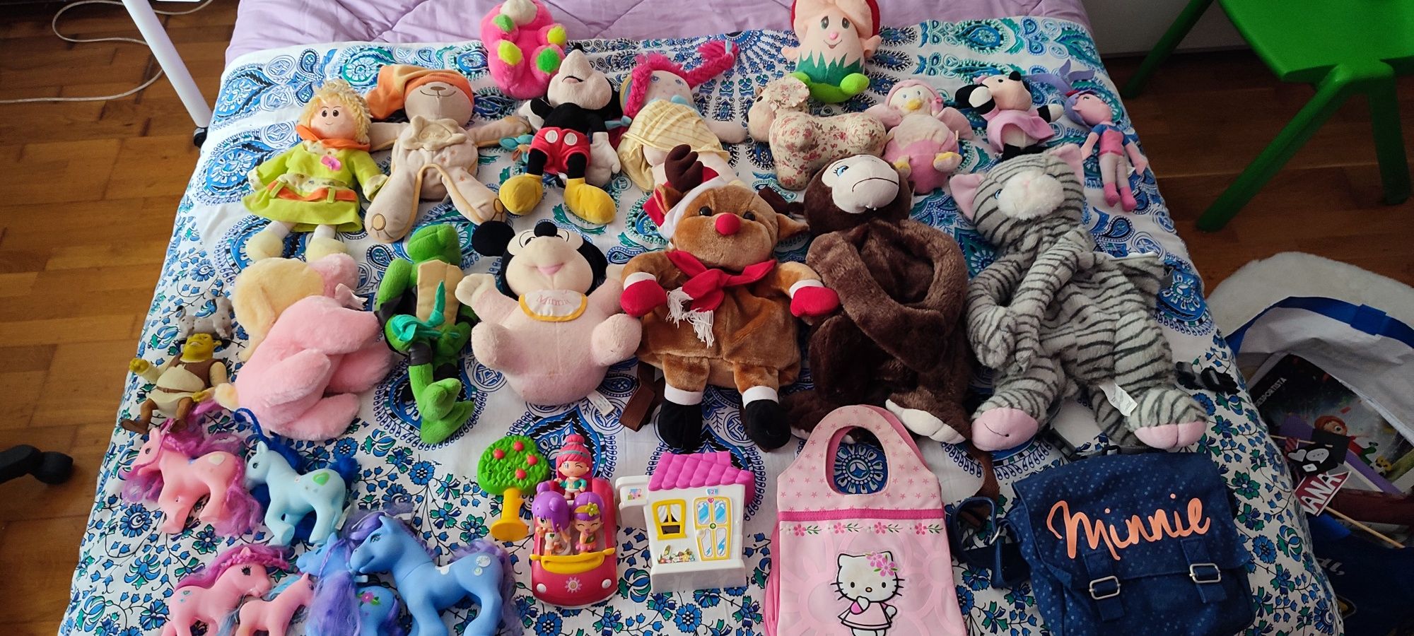 Brinquedos e peluches diversos