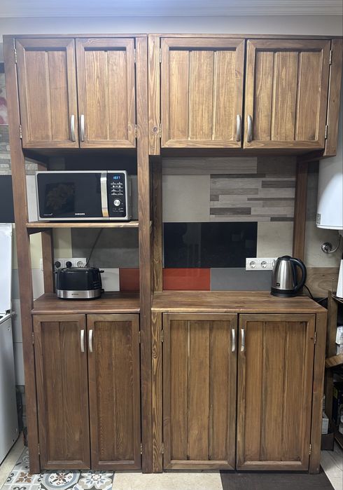 Стелажі з натурального дерева