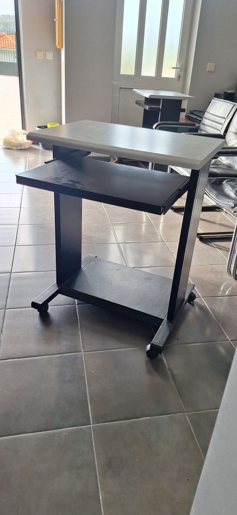 Secretaria metálica para computador