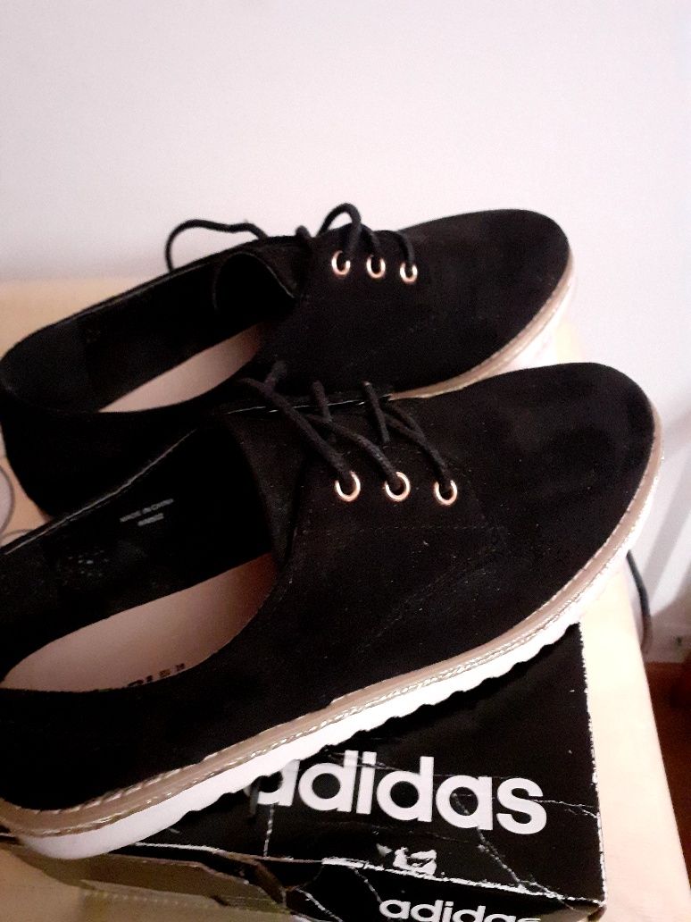 Sapatos pretos para venda