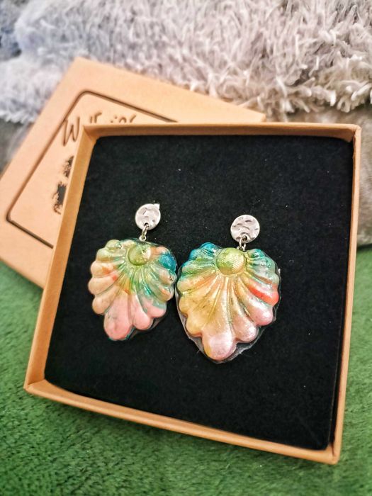 Eleganckie boho kolczyki w kształcie liści pudrowy róż, perłowa zieleń