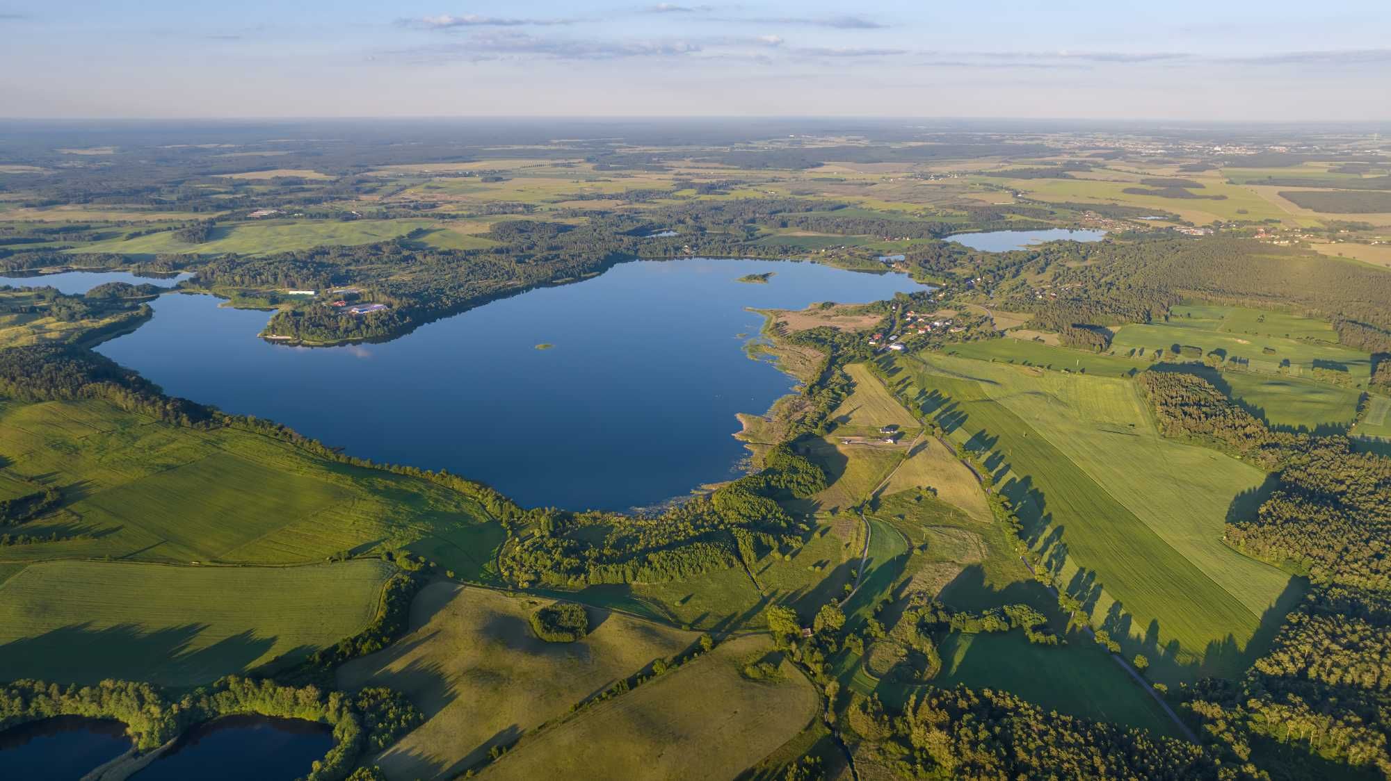 Działka nad Jeziorem Kownatki na Mazurach z linią brzegową jeziora