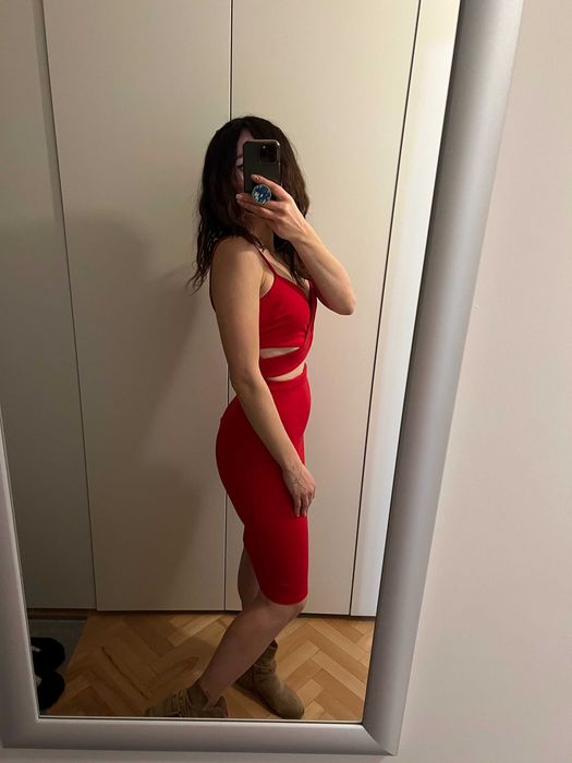 Czerwona dopasowana sukienka