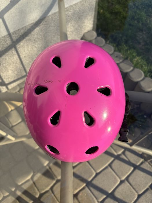 Różowy kask rowerowy