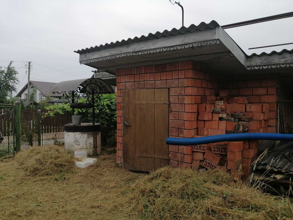 Терміново продаю земельну ділянку з будинком