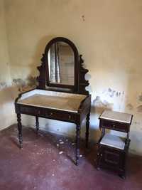 Conjunto mesa de cabeceira e toilette antigo