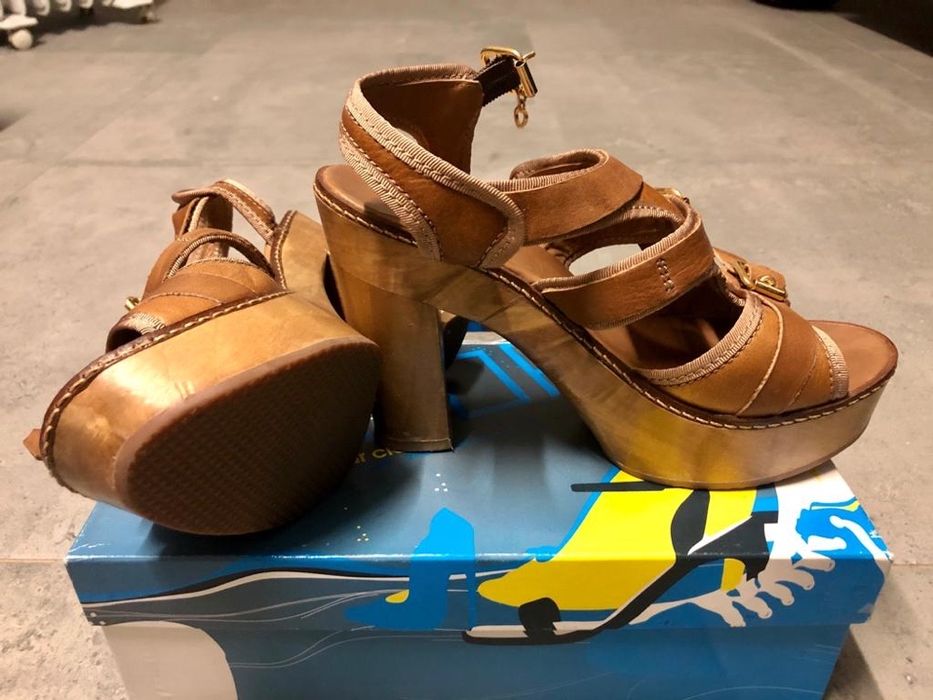 Sandálias PROF como novas