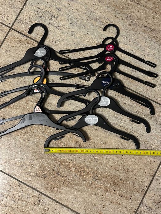 plastikowe czarne wieszaki na odzież