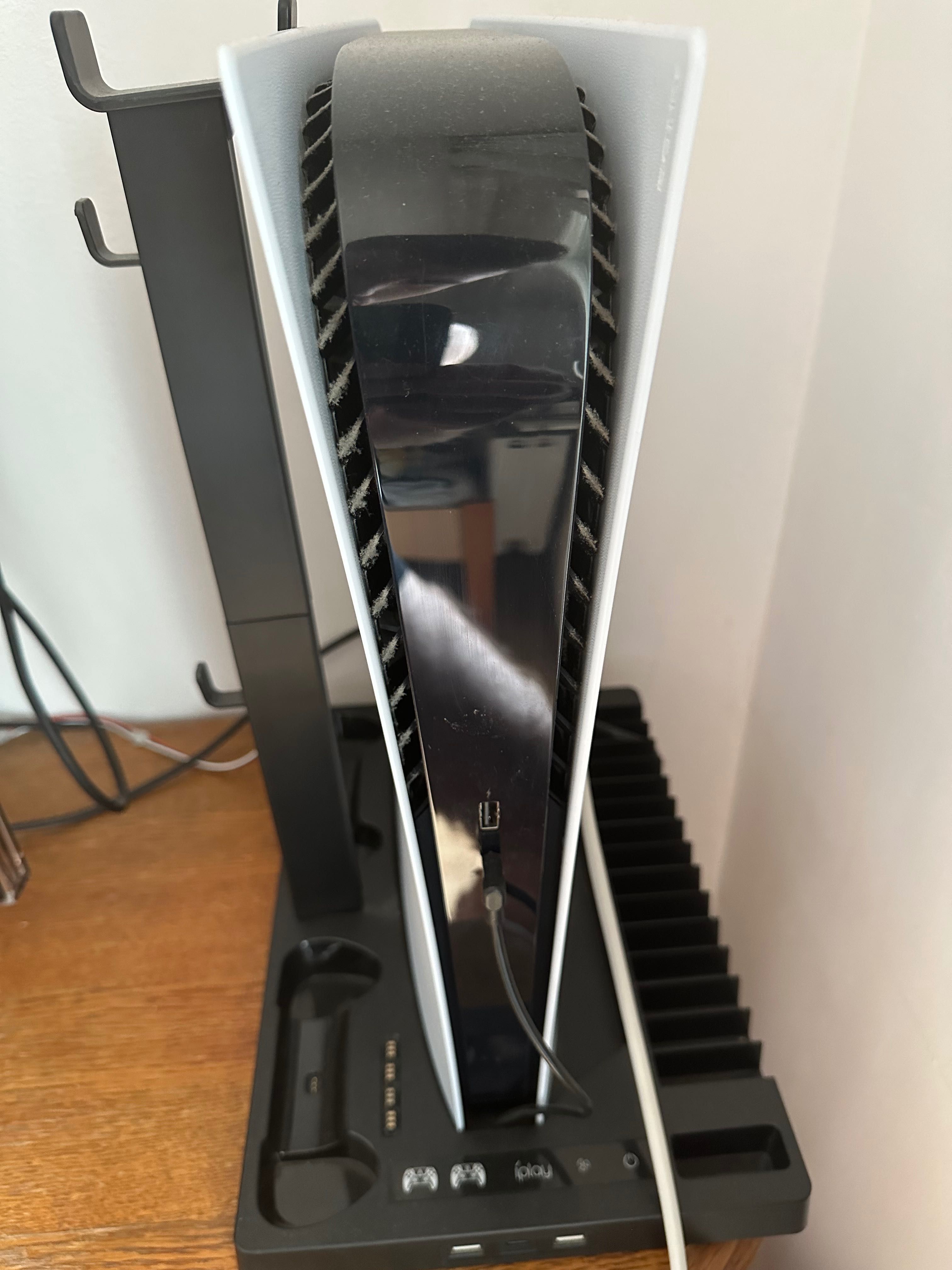 W sprzedaży Ps5  i dwa joysticki