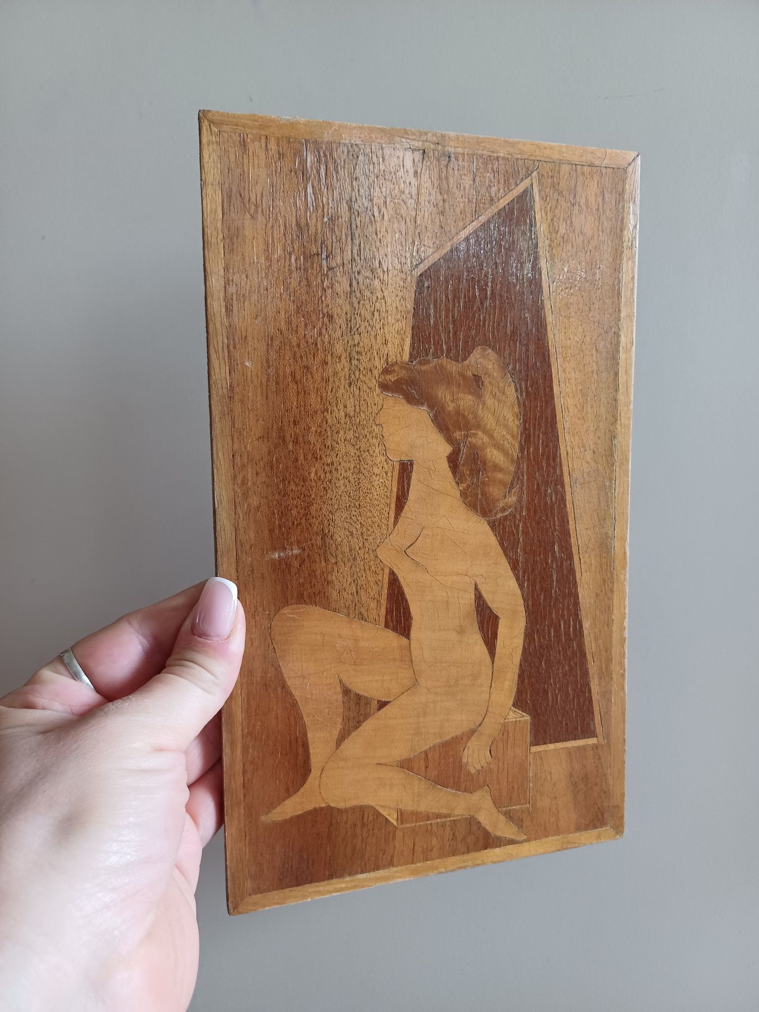 Obrazek intarsja kobieta kobiecość retro drewniany obraz intarsjowany