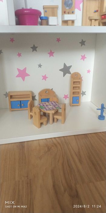 Duży domek dla lalek z umeblowaniem