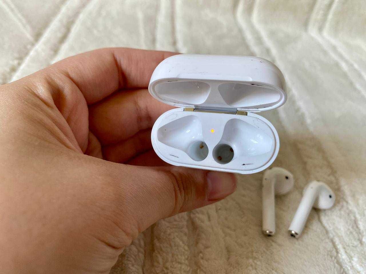 Кейс навушників Apple airpods case і два правих навушника