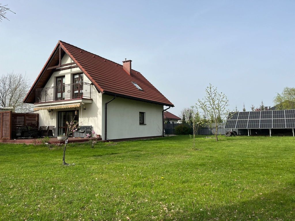 Dom piętrowy 112 m pompa ciepła panele 10 KW ogród jezioro taras